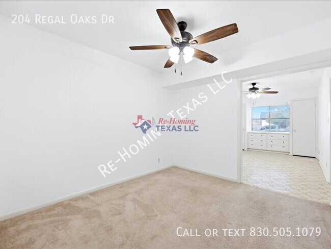 Building Photo - 204 Regal Oaks Dr