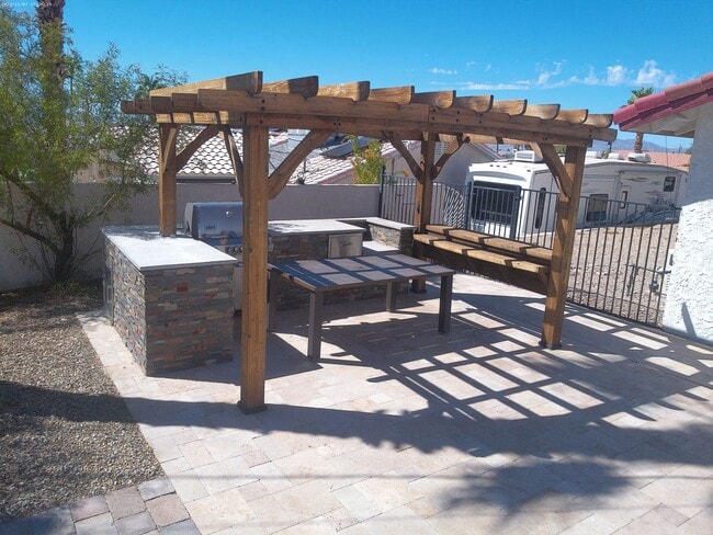 Building Photo - Pool Home 3 bedroom 2 bathroom Long term
