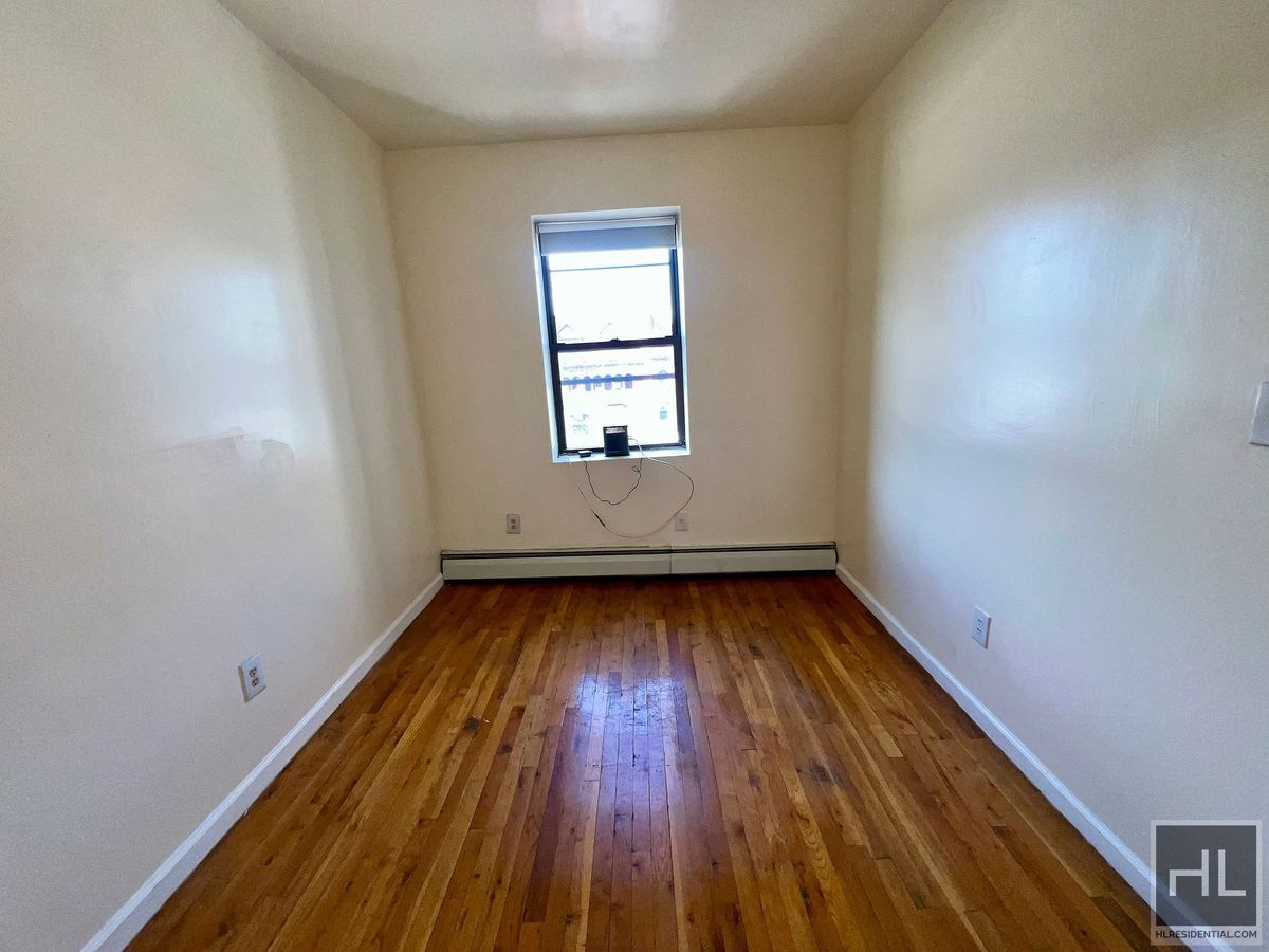 Building Photo - 5BR 1BA Historic Commerical Residential Zo...