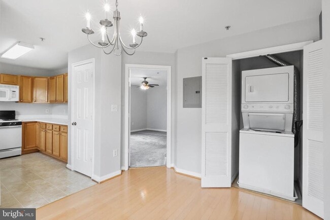Building Photo - 511 Constellation Square SE