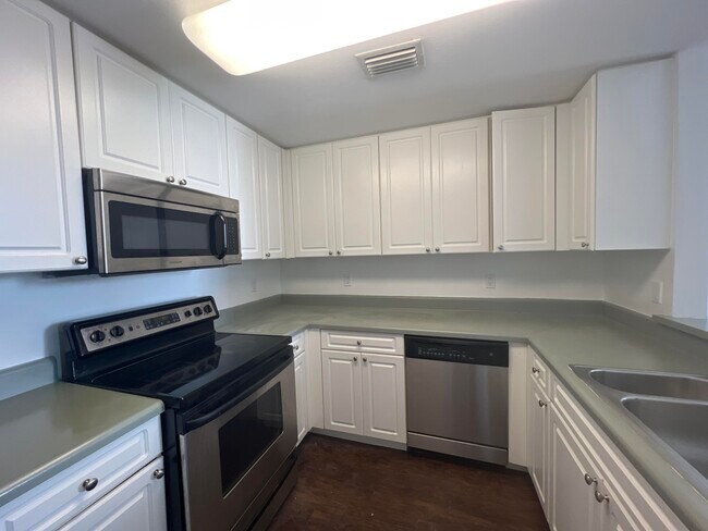 Building Photo - 255 Evernia St