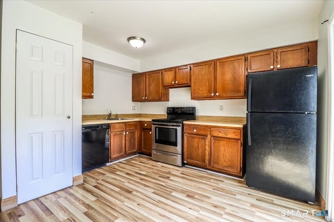 Building Photo - 171 Aspetuck Vlg