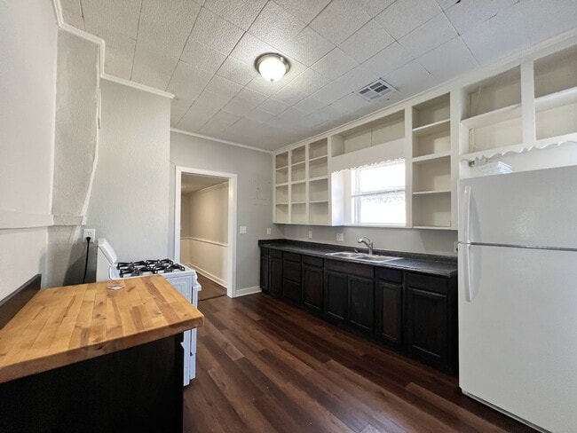 Building Photo - Charming 3BR/1BA Home with Detached Garage
