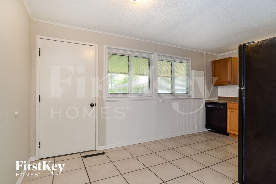 Building Photo - 900 NE 62nd St