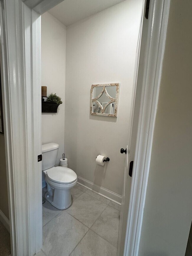 Building Photo - Beautiful 4 Bedroom Single Family Home