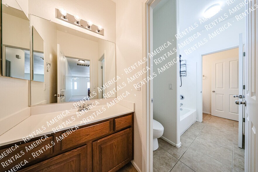 Building Photo - 935 E Blue Spruce Ln