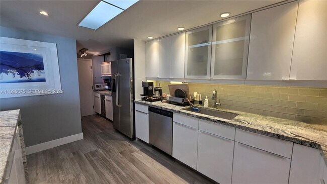 Building Photo - 5825 Collins Ave