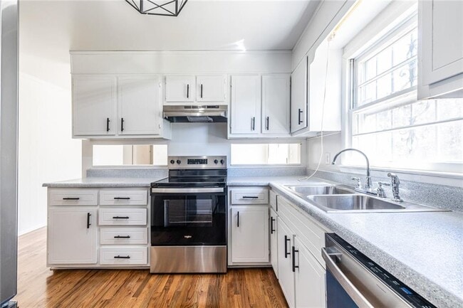 Building Photo - 2058 Green Forrest Dr