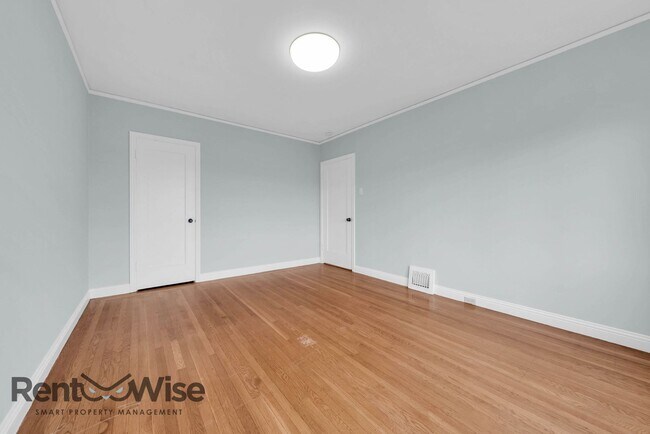 Building Photo - 824 Garfield St