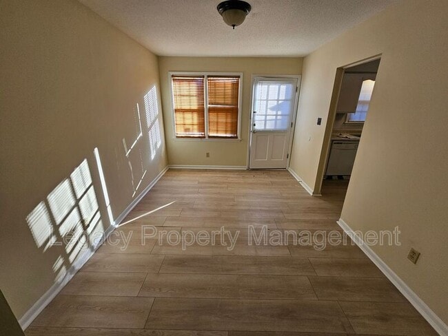 Building Photo - 514 Peele St