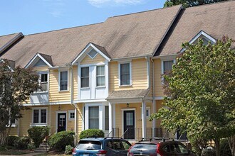 Building Photo - Spacious Melbourne Park Townhome
