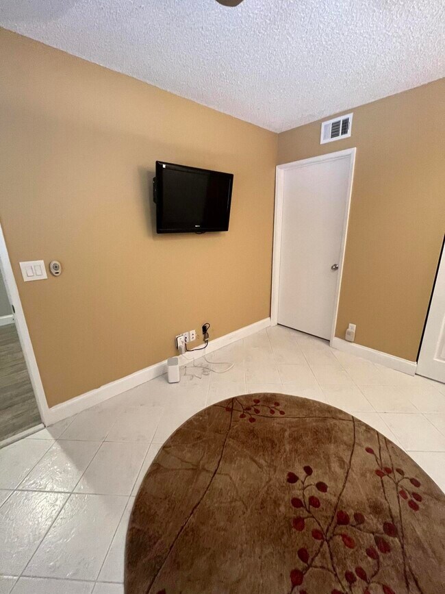 Building Photo - 7340 Amberly Ln