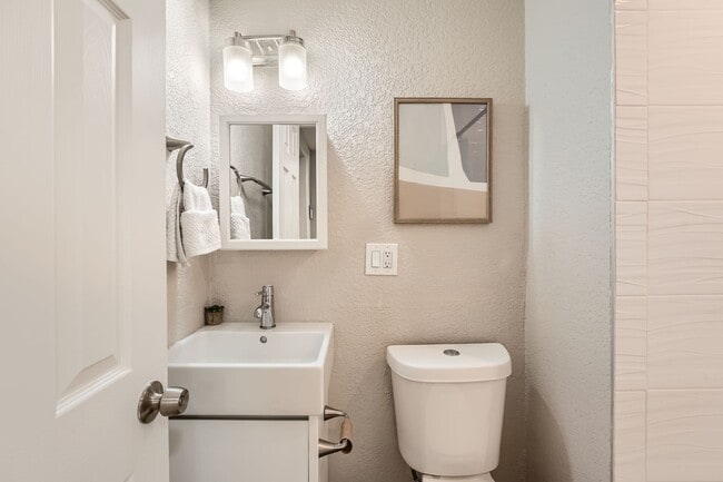 Building Photo - Modern Elegance in West Arvada - Your Drea...
