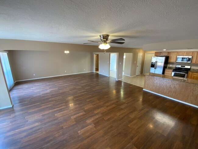 Building Photo - 3 Bedroom Single Story Home Available Near...