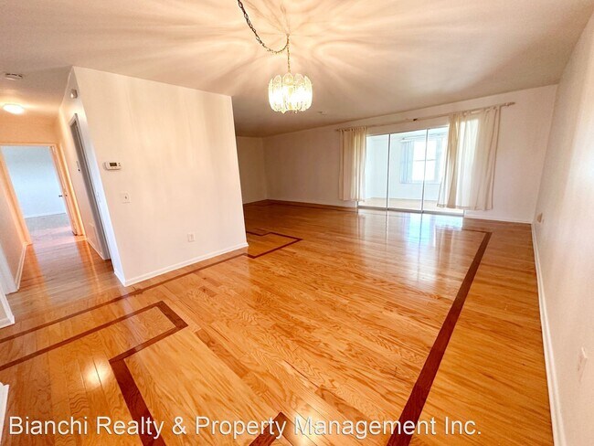 Building Photo - 2 br, 2 bath House - 1819 Shore Dr S #307