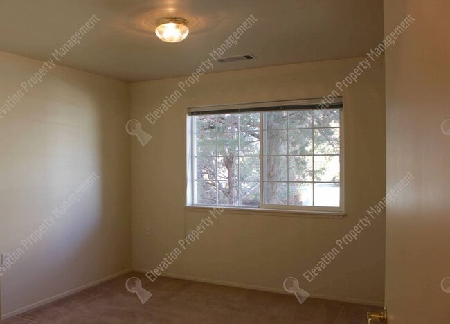 Building Photo - Great 2/2 BR Duplex near Pilot Butte
