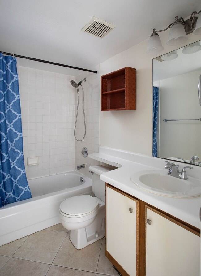Building Photo - 2 Bedroom 2 Bathroom in Las Salinas Condom...