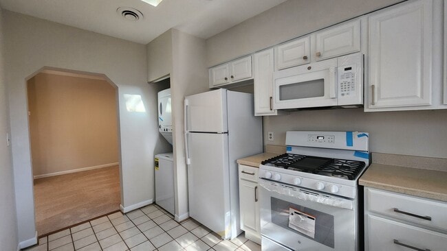 Building Photo - Affordable 2BR close to King St Metro