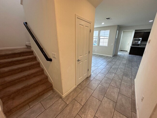 Building Photo - Beautiful 4 Bedroom, 3 Bath Mountain House Home