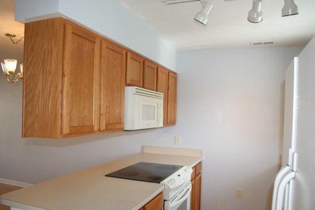 Building Photo - Charming 3-Bedroom End Unit Townhouse in B...
