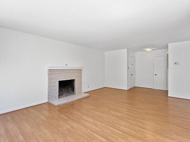 Building Photo - 2590 Emerson St