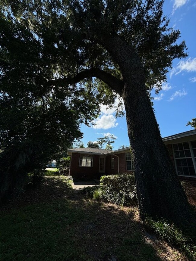 Building Photo - 3 bed 2 bath home in quiet neighborhood