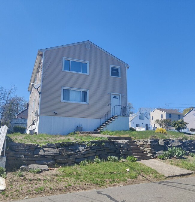 Building Photo - 135-137 Hillcrest Road
