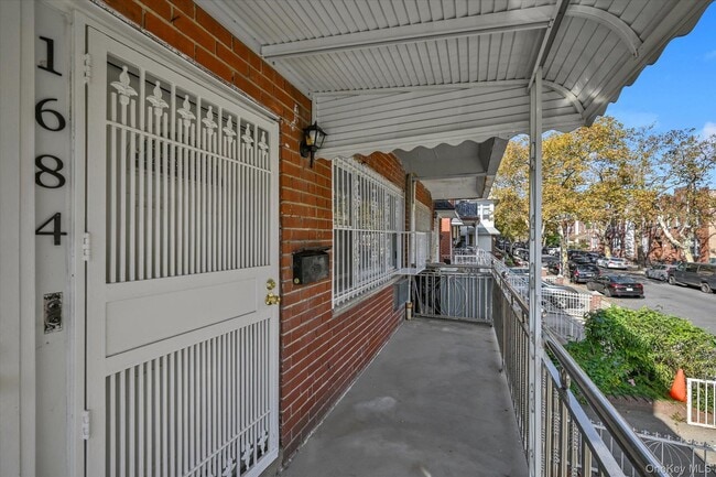 Building Photo - 1684 W 9th St