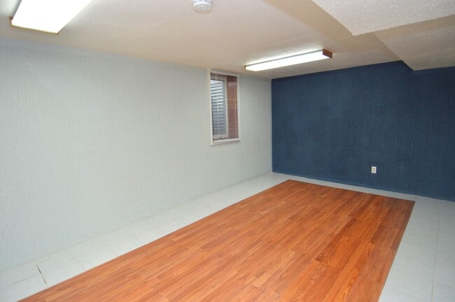 Building Photo - Huge 4 Bed 2 Bath Single Family Home!! Ton...