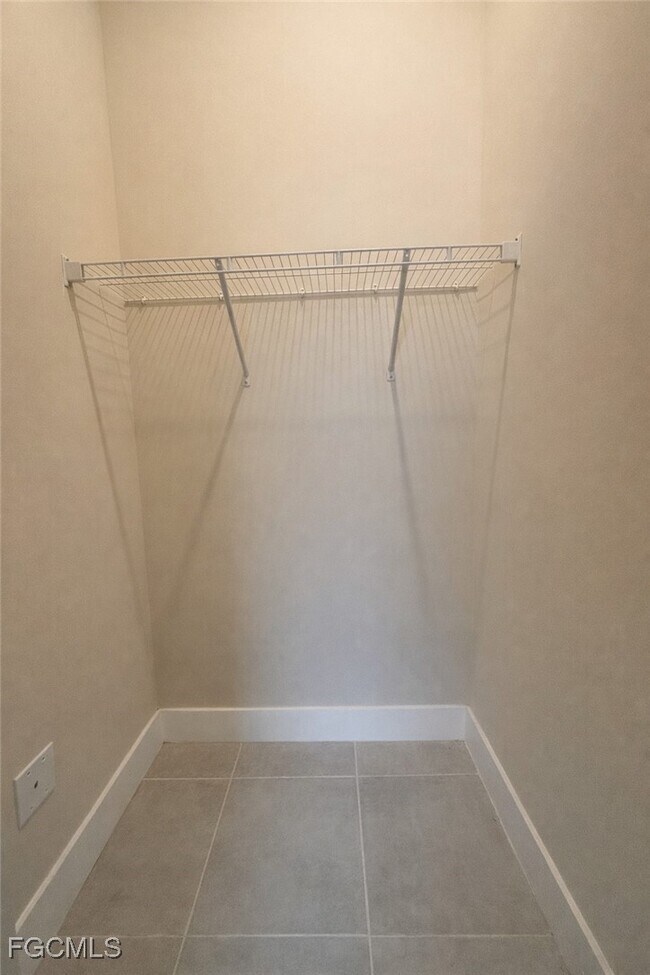 Building Photo - 3303 SW 8th Pl