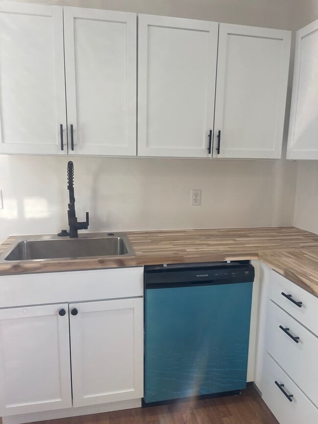 Building Photo - 3 bedroom, 2.5 bath - Modern Home in Wyandotte!