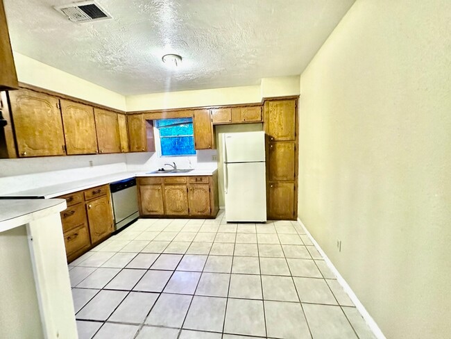 Building Photo - 320 S Avenue F