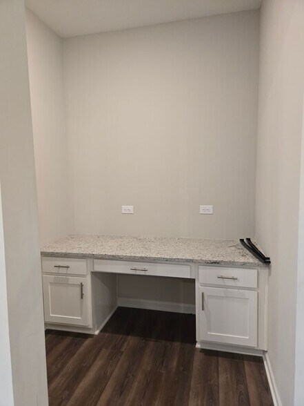 Building Photo - 256 Commons Ave