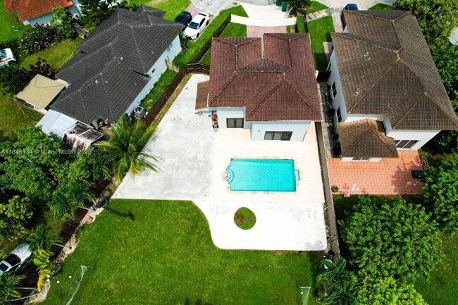 Building Photo - 16710 SW 140th Ave