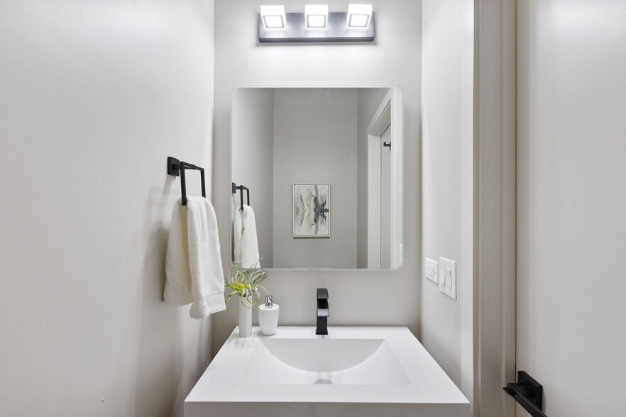 Building Photo - 5689 N Lincoln Ave