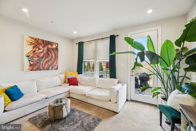 Building Photo - 251 Phoenix Dr