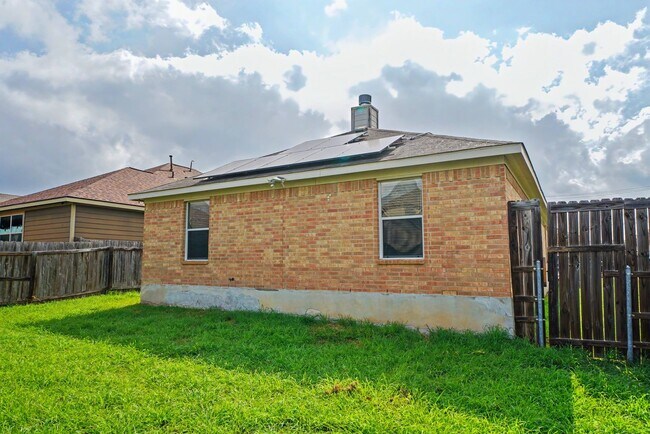 Building Photo - Spacious Single-Story Home with Solar Panels - Realtor Commission: $500