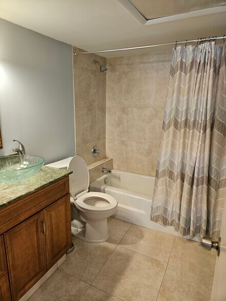 guest bath - 669 W Oakland Park Blvd