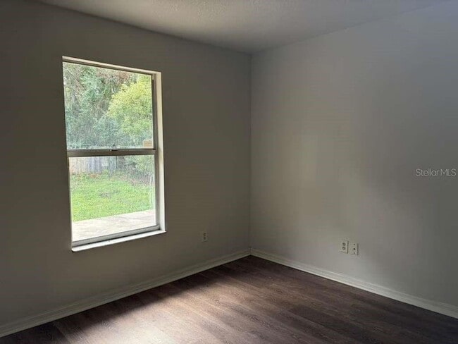 Building Photo - 548 E Walts Ave