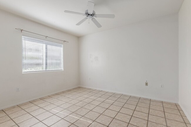 Building Photo - Adorable 2 bedroom unit in Paradise Valley!!