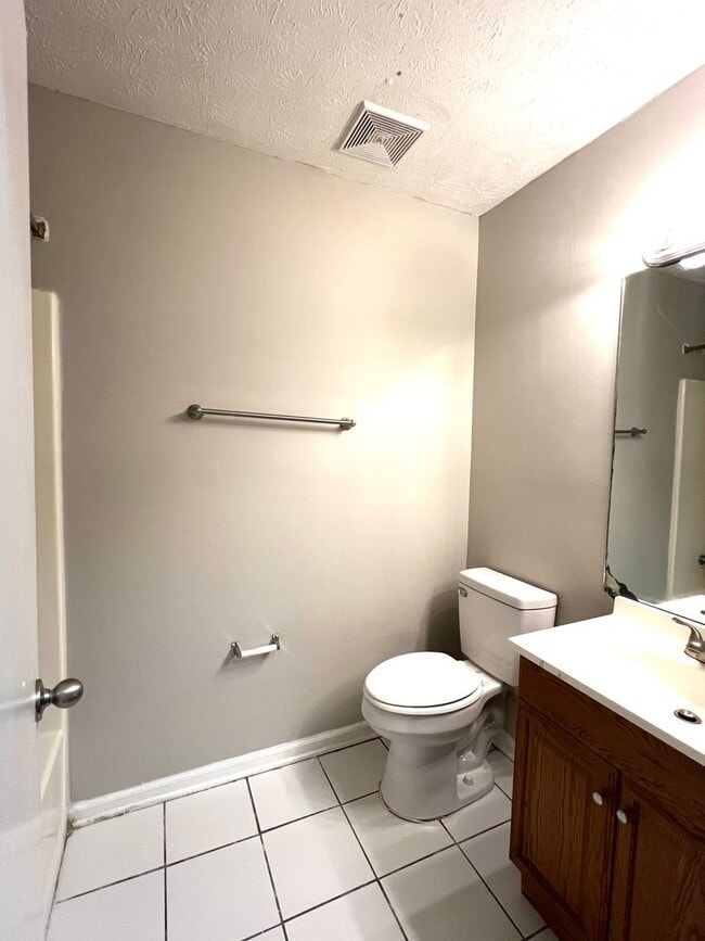 Building Photo - 3 Bedroom 2 Bathroom House