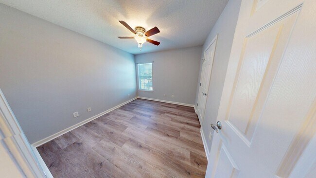 Building Photo - Beautiful 3 bedroom, 2.5 bathroom townhome