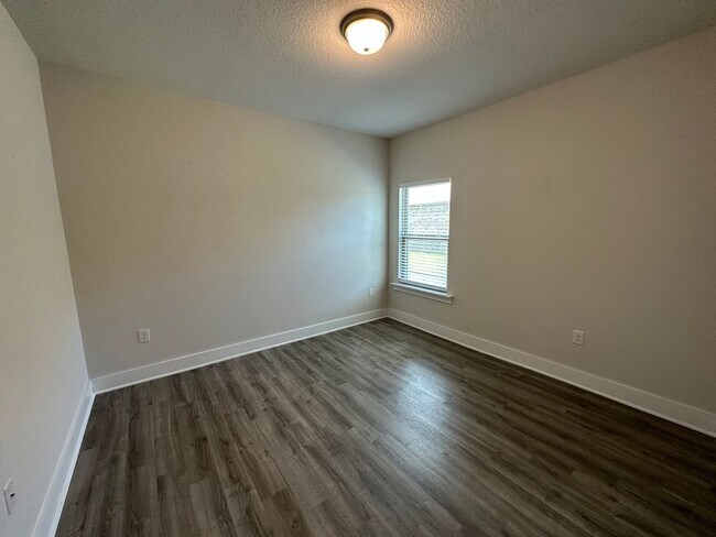 Building Photo - 4 Bedroom 3 Bath Craftsman Style Home off Beulah Rd!