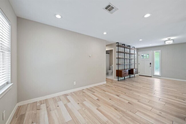 Building Photo - 6707 Columbia Dr