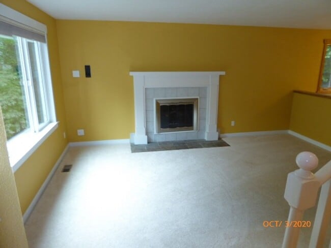 Building Photo - Beautiful 2 Story 3 Bed 2.5 Bath