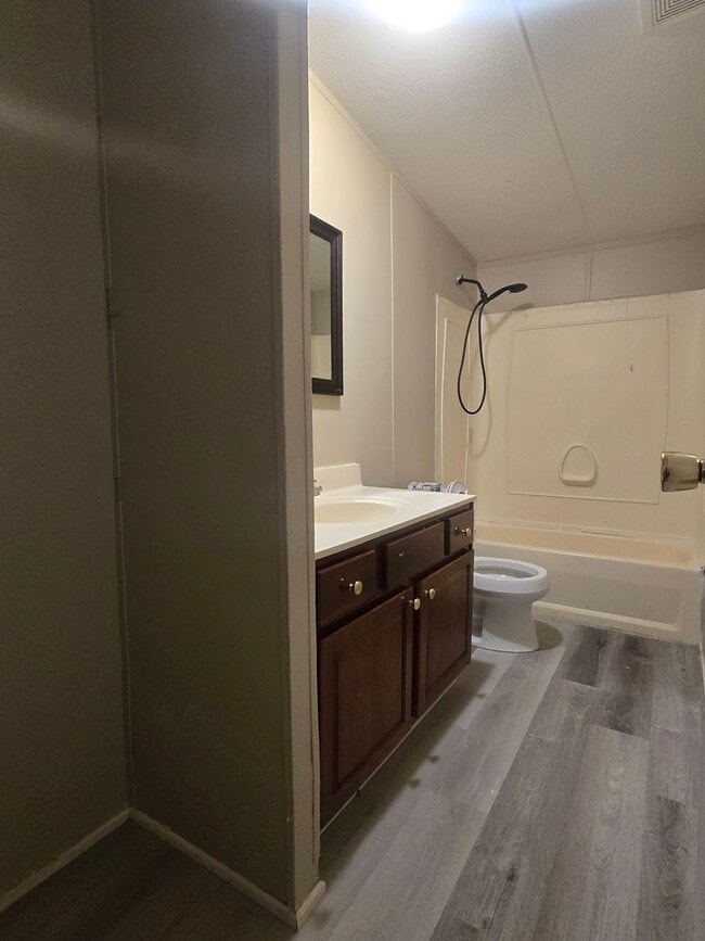 Building Photo - 3 bedroom, 2 bath Mobile Home in Yorktowne