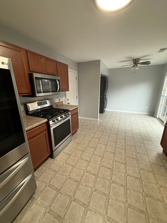 Building Photo - Beautiful 4 Bedroom