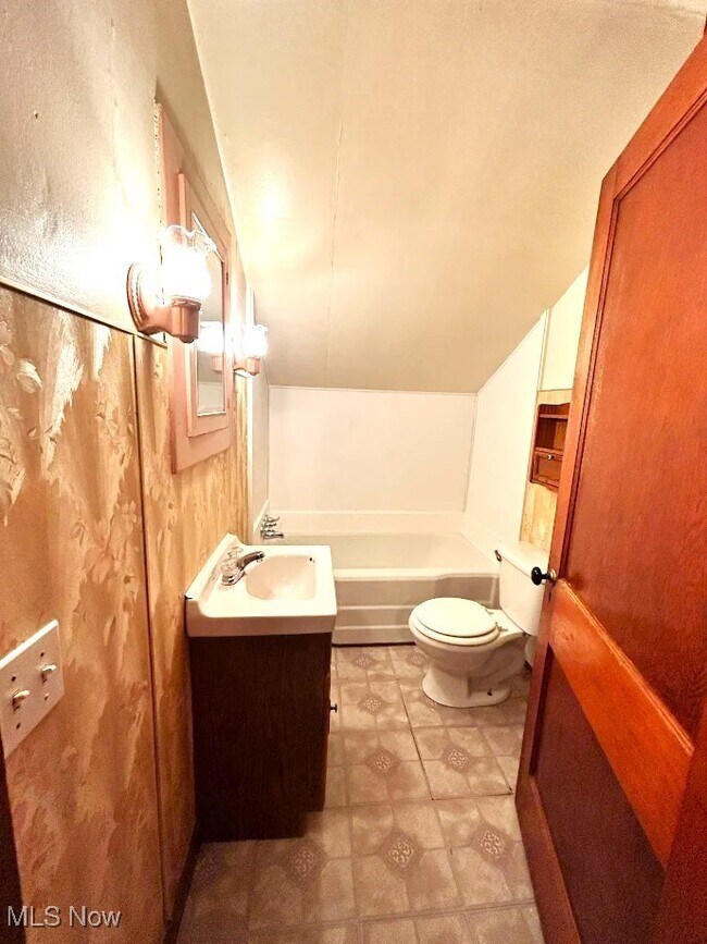 Building Photo - 828 Cove Rd