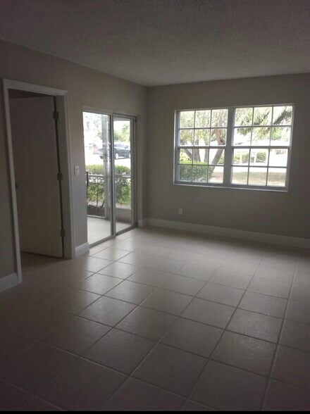 Building Photo - 1503 SE Royal Green Cir