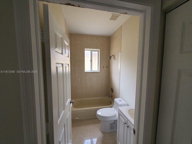 Building Photo - 2531 NE 41st Terrace